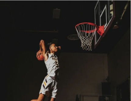 Basketball player driving to the rim